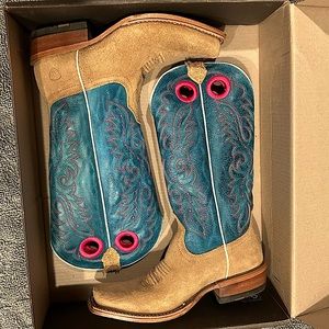 Ariat Futurity Boon Women’s boots in a size 8.5. Worn only once!